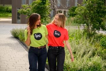 Zwei Studierende im IMC Outfit