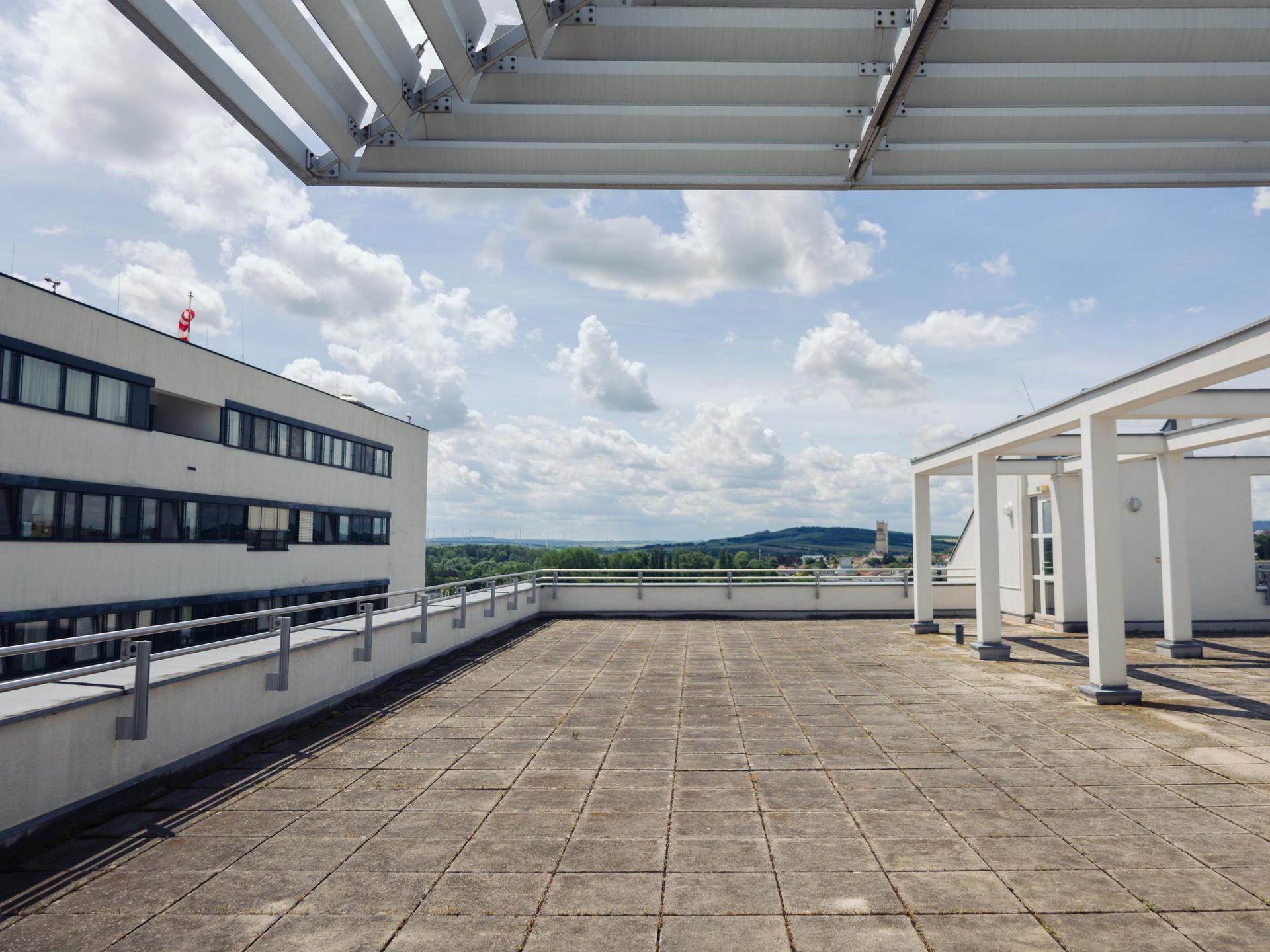 Blick von der Terrasse über Mistelbach, einem anderen Standort des IMC Krems, an dem Gesundheits- und Krankenpflege studiert werden kann.